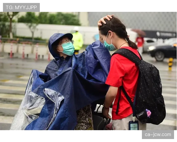 雨中温情,弗罗西诺内球迷向远征的卡利亚里球迷赠送雨衣